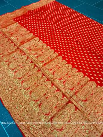 Beautiful rich pallu and heavy jacquard work on all over the saree Banarasi Silk